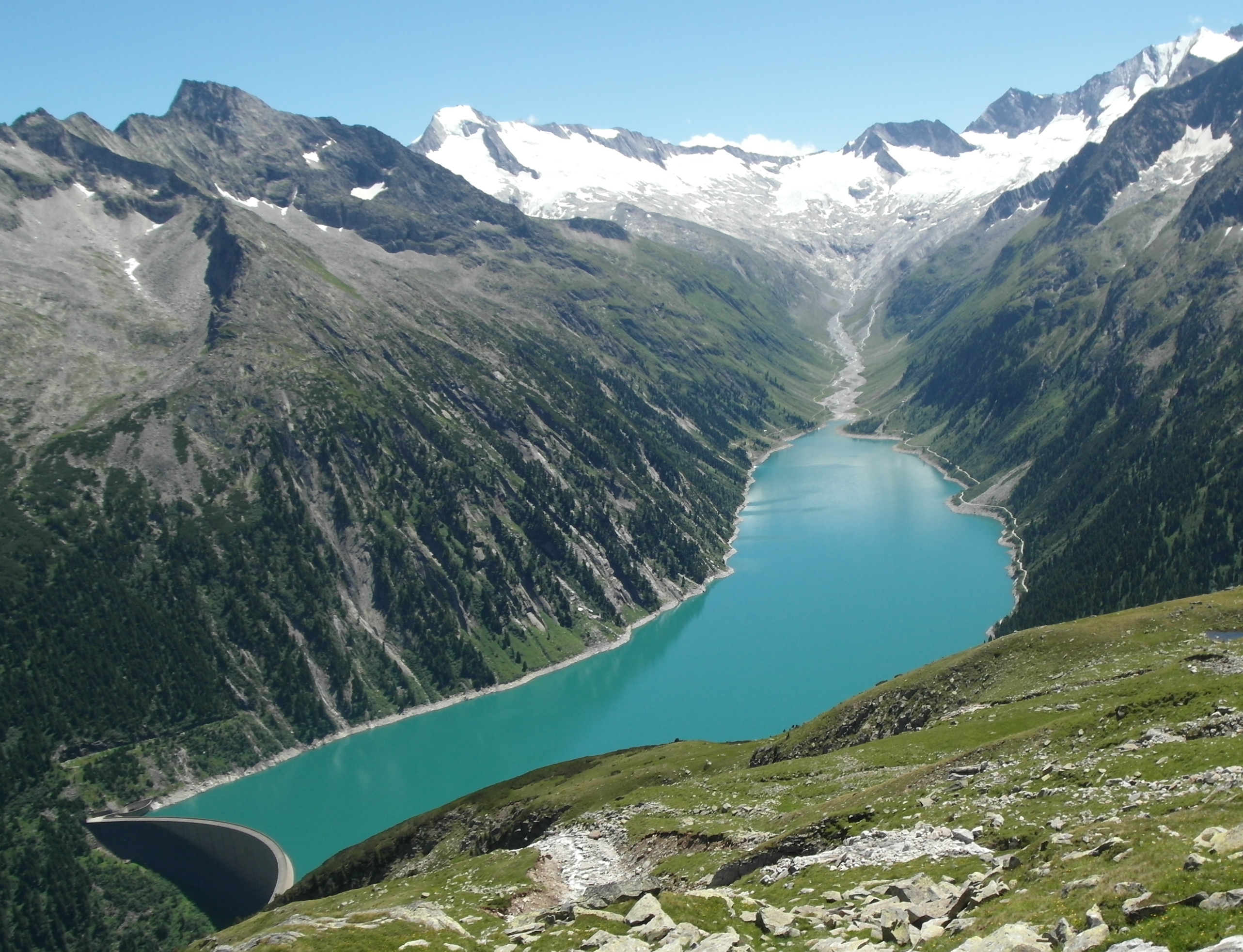 Blick auf den in Österreich gelegenen, von den Alpen umrahmten Speichersee Schlegeisspeicher mit Staumauer.