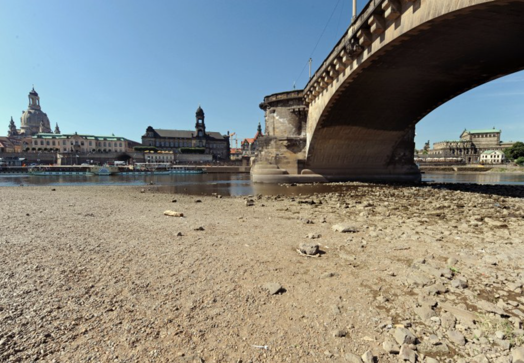 Elbe mit sehr niedrigem Wasserstand